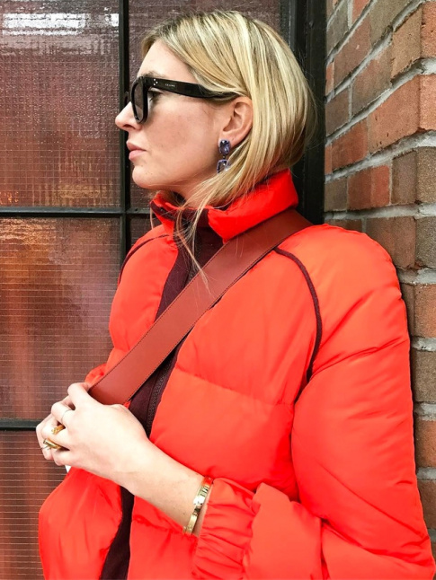 Cet hiver, on pense  marier doudoune orange et sac marron