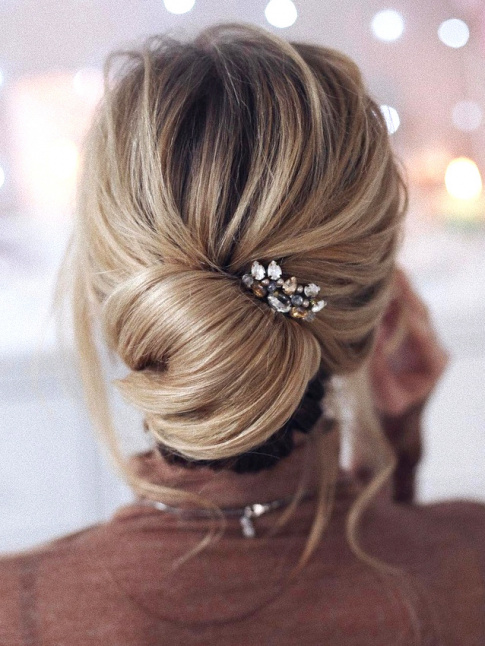 Cette saison, on pense  relever nos chignons flous d'un accessoire scintillant