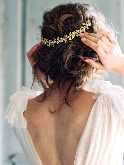 Entre dos nu et coiffure romantique, ce look de marie frle la perfection