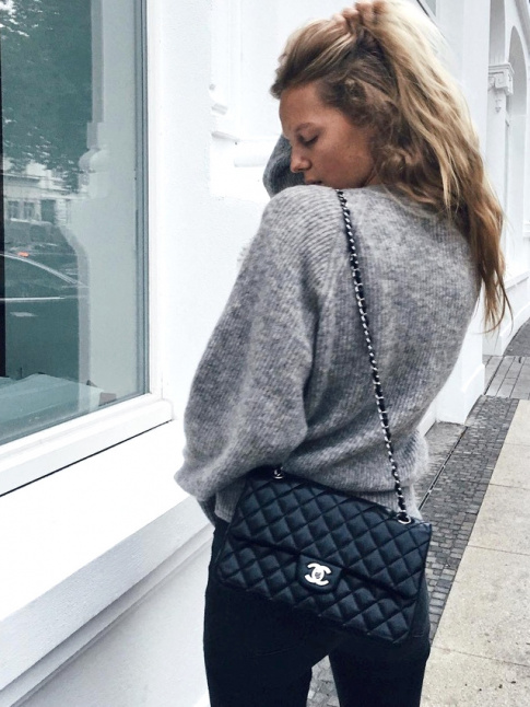On ne se lasse pas de la confrontation entre pice cosy et accessoire chic !