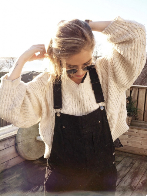 Salopette en jean noir + un pull irlandais cropped = le bon mix