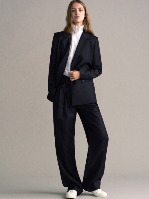 Costume bleu marine un brin large + blouse  collerette + baskets blanches = perfection !