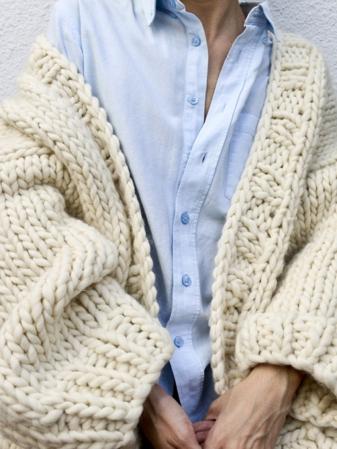 Rien de tel qu'un gilet en grosse maille crue pour rchauffer une chemise bleu ciel masculine !