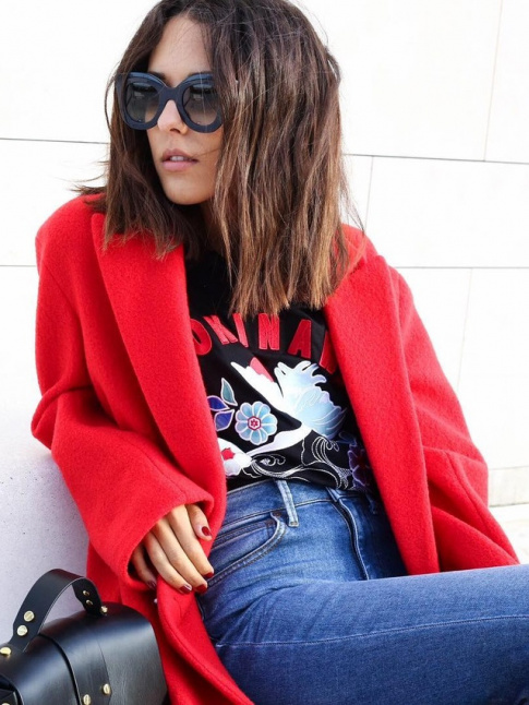Le duo manteau/tee-shirt fantaisie semble tre parfait pour grer la transition hiver/printemps
