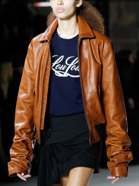 Wanted : un blouson en cuir aux manches trop longues