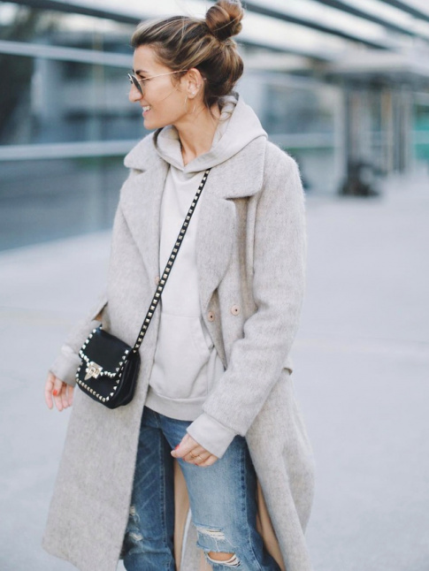 On ne se lasse pas du gimmick consistant  glisser un hoodie sous un manteau classique