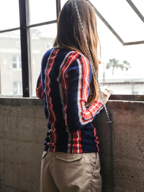Pantalon cargo camel + pull-over  rayures verticales = le bon mix