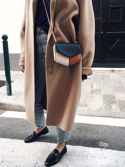 Cette saison, le mini sac se dcline souvent en mode tricolore