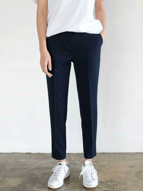 Rien de tel qu'un pantalon bien coup pour agrmenter un look minimaliste