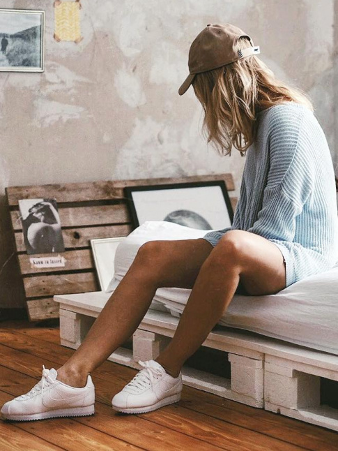 Le monochrome blanc sied bien aux Nike Cortez !