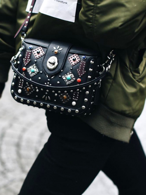 Rien de tel qu'un petit sac au look western fantaisie pour twister un bomber kaki !