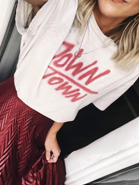 Tee-shirt loose  message + jupe sophistique = le bon mix