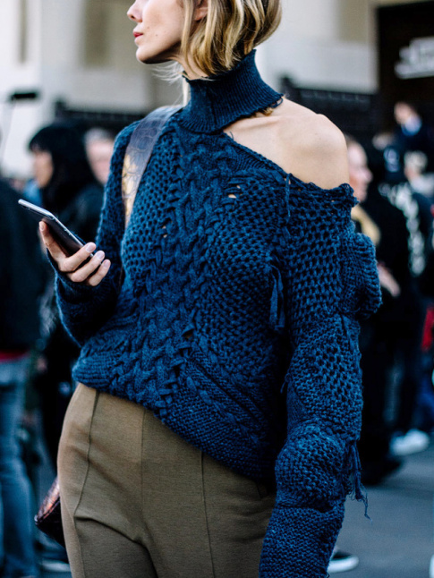 Apparement, cette saison les pull-overs se portent en mode destroyed