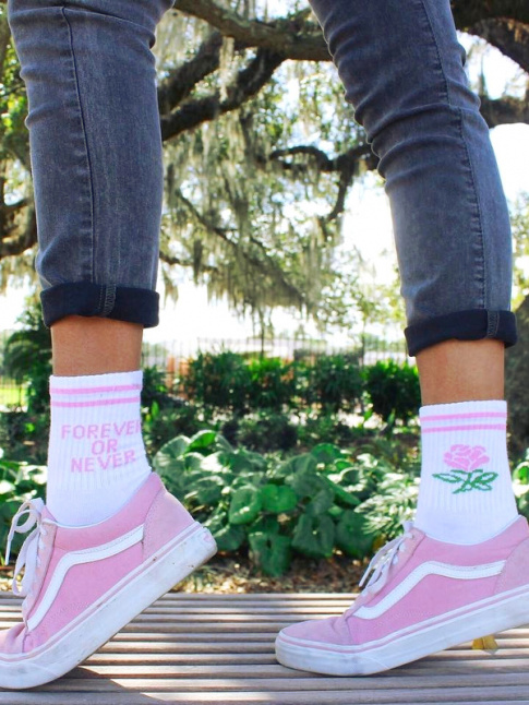 Aprs les tee-shirts, c'est dsormais au tour des chaussettes de se parer de messages...
