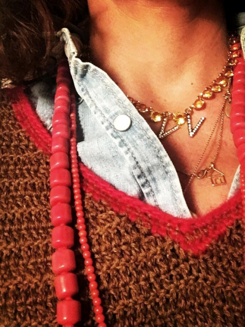 Le mantra du moment ? Accumuler des bijoux n'allant a priori pas ensemble