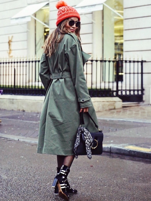 Bonnet orange + trench kaki = le bon mix