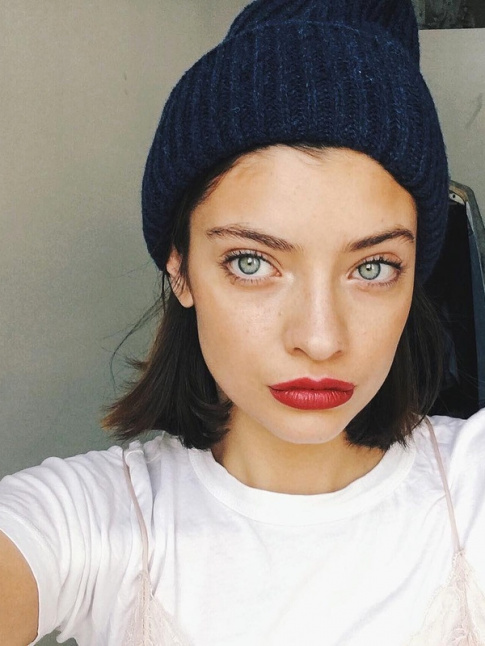 Rien de tel qu'un trait de rouge  lvres pour relever la casualness d'un bonnet bleu marine