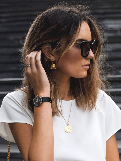 Bien accessoiris, le tee-shirt blanc sublime sa nature de basique
