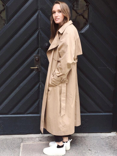 Plus que jamais, le trench-coat assume sa dimension de must have intemporel