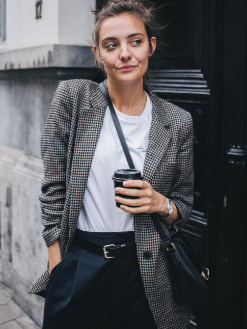 Blazer pied-de-poule + tee-shirt blanc = le bon mix