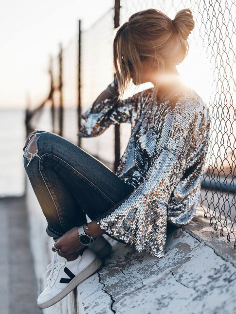 Accompagn de sneakers, le top  paillettes se porte aussi facilement de jour que de nuit