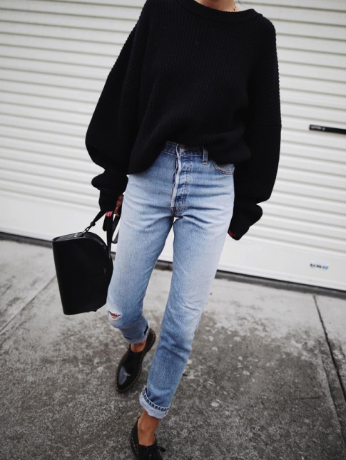 Jean clair taille haute roulott sur la cheville + ample pull-over noir = le bon mix