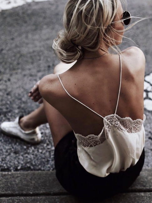 Oui au top flirtant ouvertement avec l'esprit lingerie !