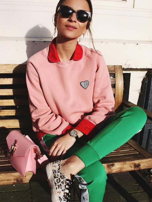 Sweat rose + chemise rouge = le bon mix