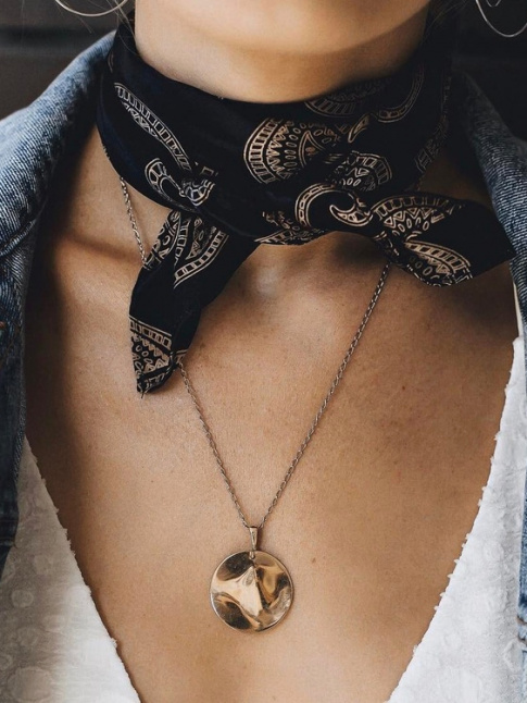 Foulard nou prs du cou + collier fin = le bon mix