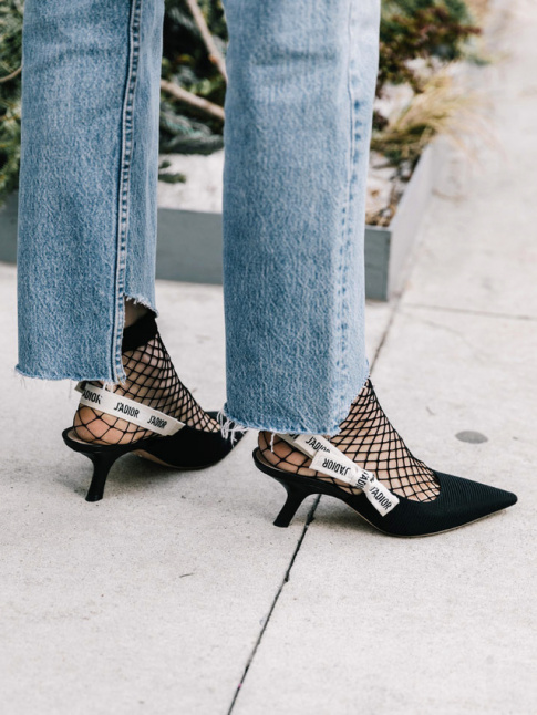 Aprs les tennis et les mocassins, c'est au tour des escarpins de se voir adjoindre des socquettes en rsille