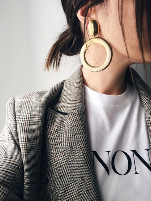 Maxi boucles d'oreille dores + blazer masculin prince de Galles + tee-shirt blanc = le bon mix