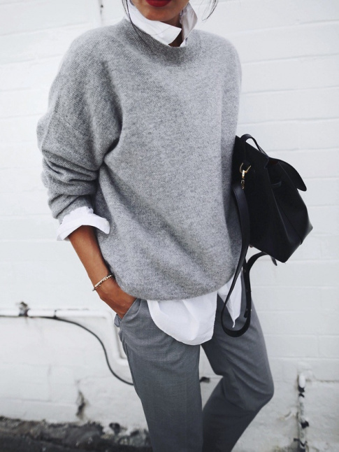 Porte en mode dcontract, la chemise blanche apparat idale pour drider un camaeu de gris