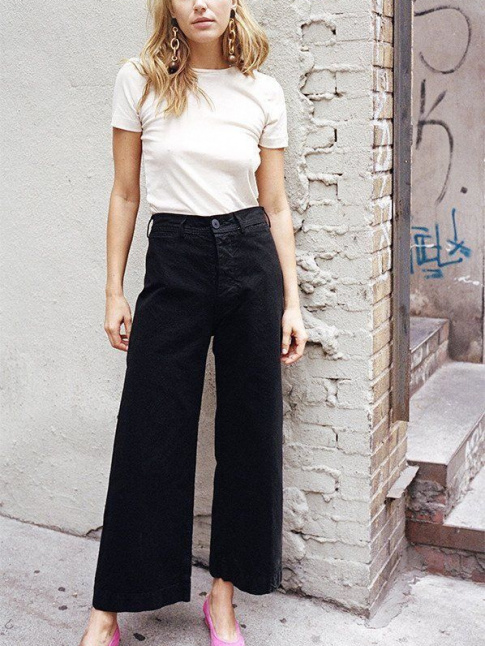 Le duo tee-shirt blanc/jean flare taille haute 7/8 : le nouveau combo casual trendy !