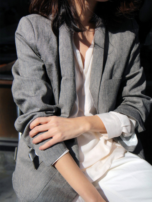 Rien de tel qu'un blazer gris un peu loose pour rchauffer un total look blanc