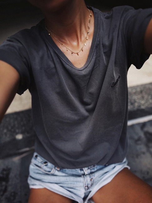 Tee-shirt loose + collier ultra fin = le bon mix