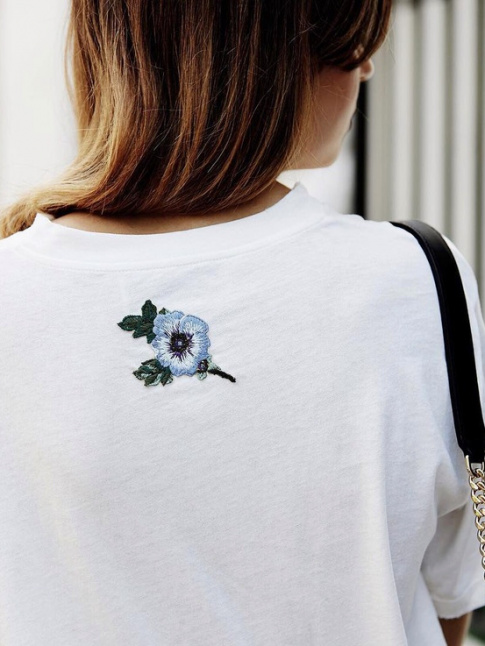 On n'hsite pas  piquer  Gucci l'ide de la fleurette brode au dos d'un tee-shirt blanc !