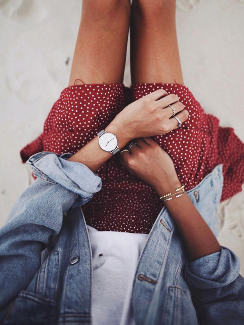 Entre jupette  pois et veste en jean clair, ce look nineties a tout pour plaire