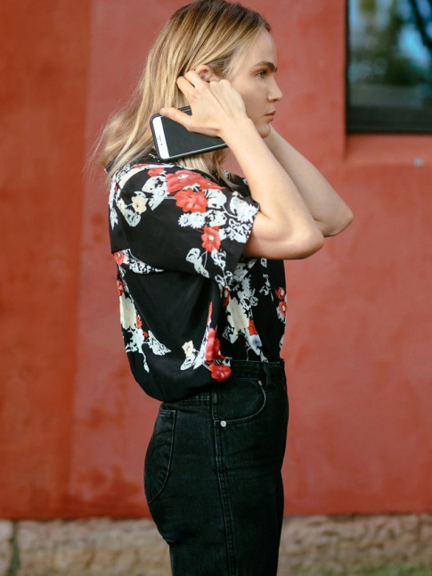 Jean taille haute noire + chemisette  imprim fleuri sur fond noir = le bon mix
