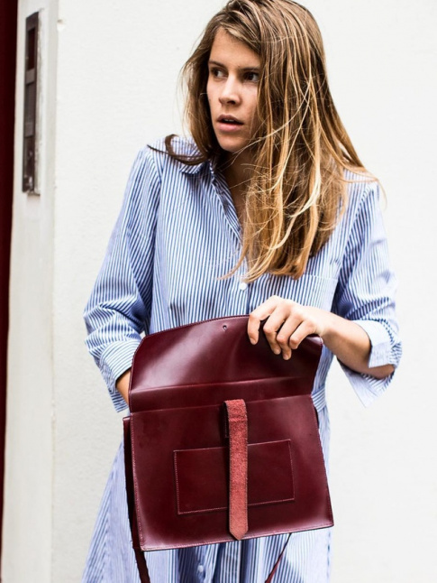 Robe chemise raye + sac en cuir bordeaux = le bon mix