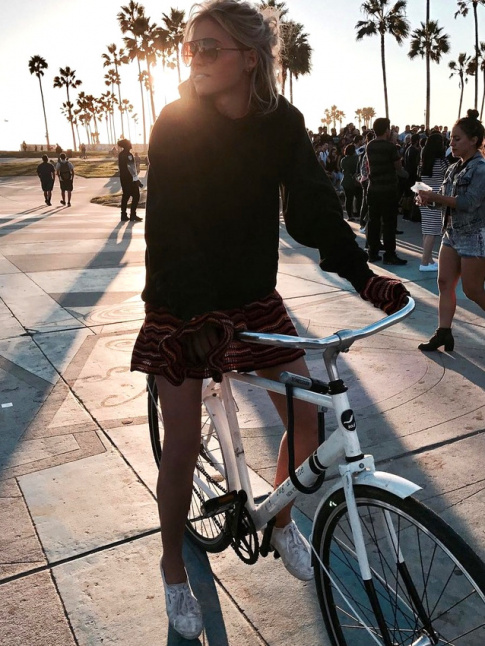 Sweat + mini robe + baskets = la parfaite tenue de vacances