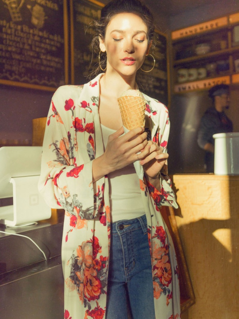 Kimono fleuri + look casual = le bon mix