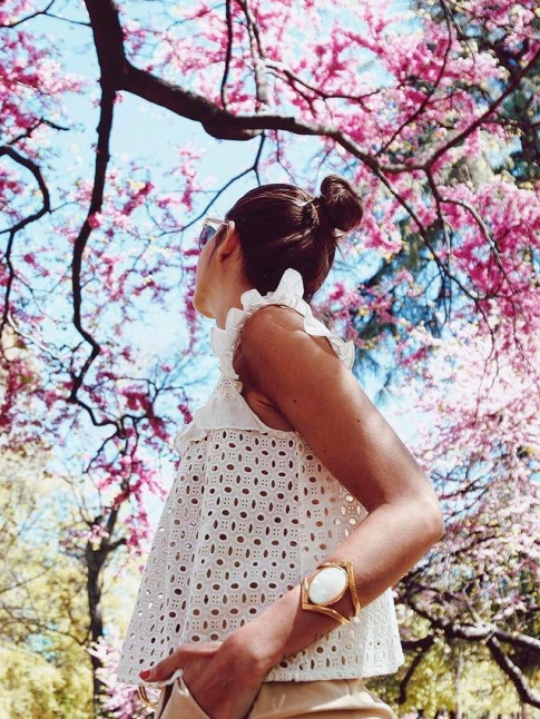Top en broderie anglaise + bracelet manchette dor = le bon mix