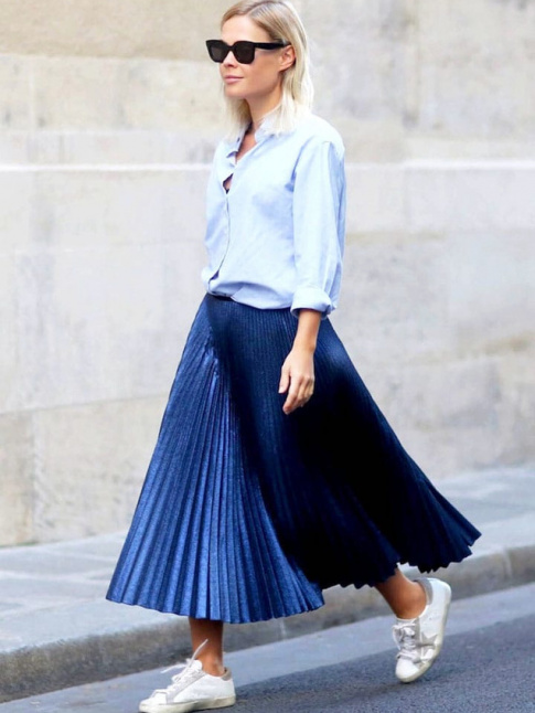 Entre chemise masculine et jupe plisse 7/8, ce look printanier a tout bon !