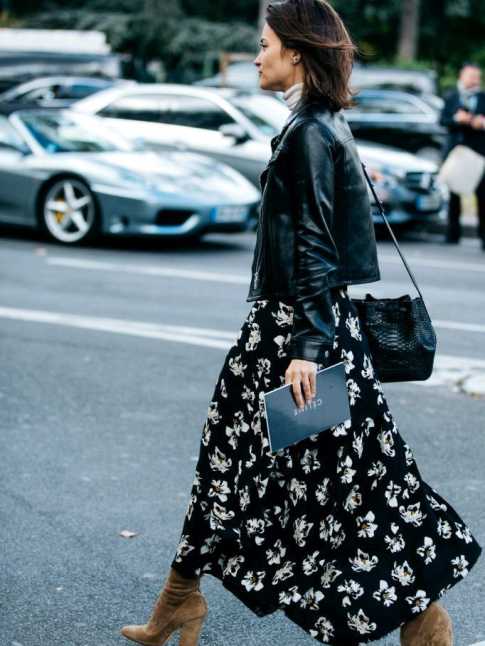 Longue robe fleurie sur fond noir + perfecto noir = le bon mix