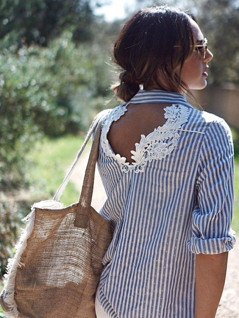 Avec ses rayures verticales bleues et son semi dos nu original, cette chemise a tout bon !