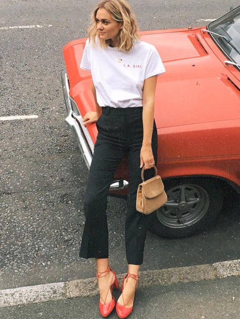 Jean flare 7/8 + escarpins roses + tee-shirt blanc = le bon mix