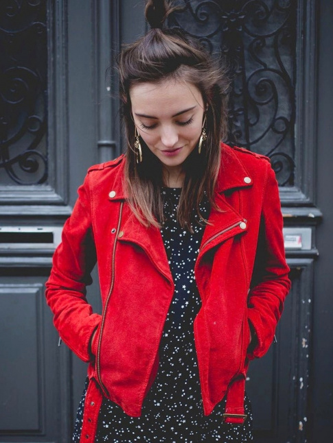 Perfecto en cuir rouge + petite robe fleurie sur fond noir = le bon mix