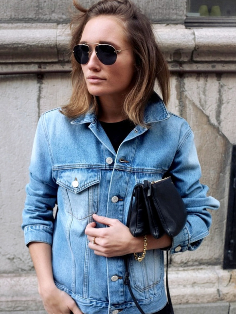 Une fois boutonne, la veste en jean gagne en chic