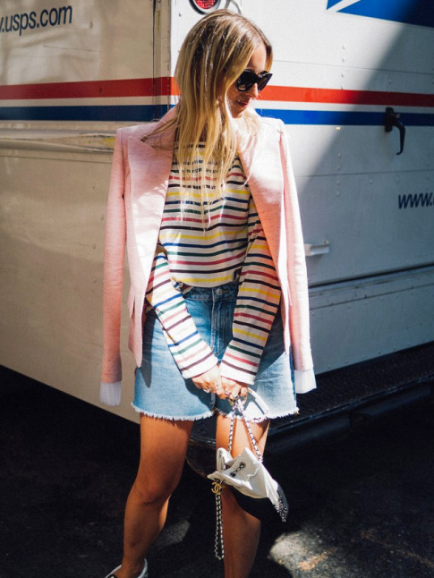 Rien de tel qu'un blazer chic pour rhausser le mix short en jean/tee-shirt ray !