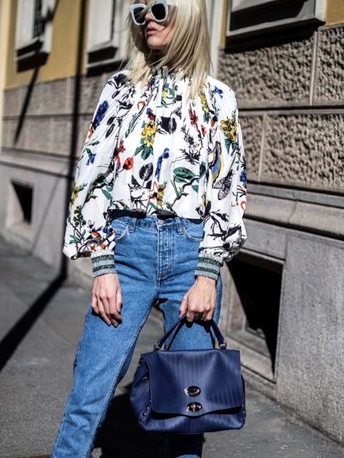 Porte avec un jean, la blouse fleurie perd en mivrerie et gagne en twist casual